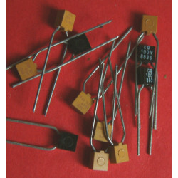 3 capacités 4,7 pf / 100 V